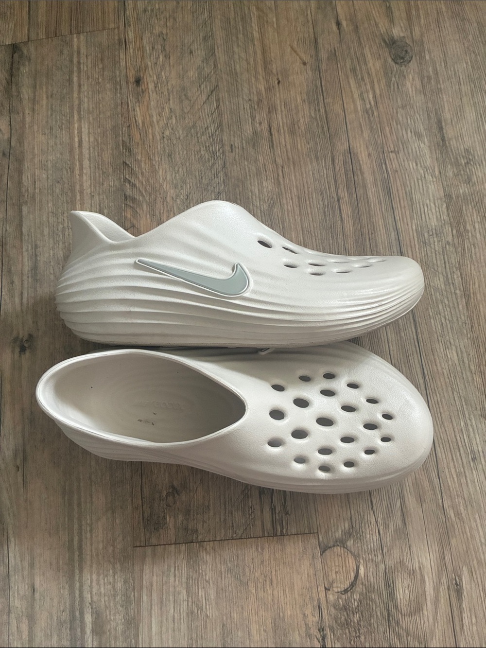 Nike Slip-On Foam Clogs in Cream with Silver Swoosh - Picture 2 of 6